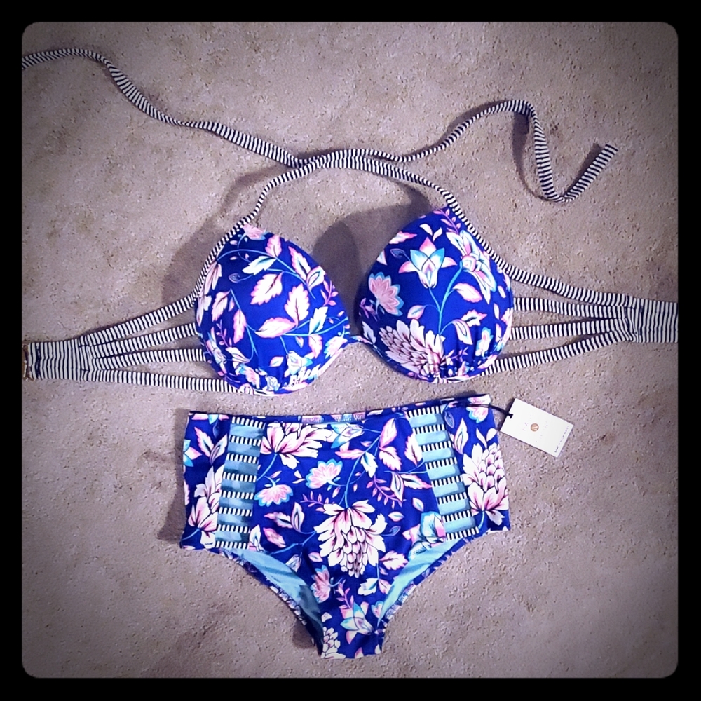 36DD Halter w/High-Waisted sz M bottoms